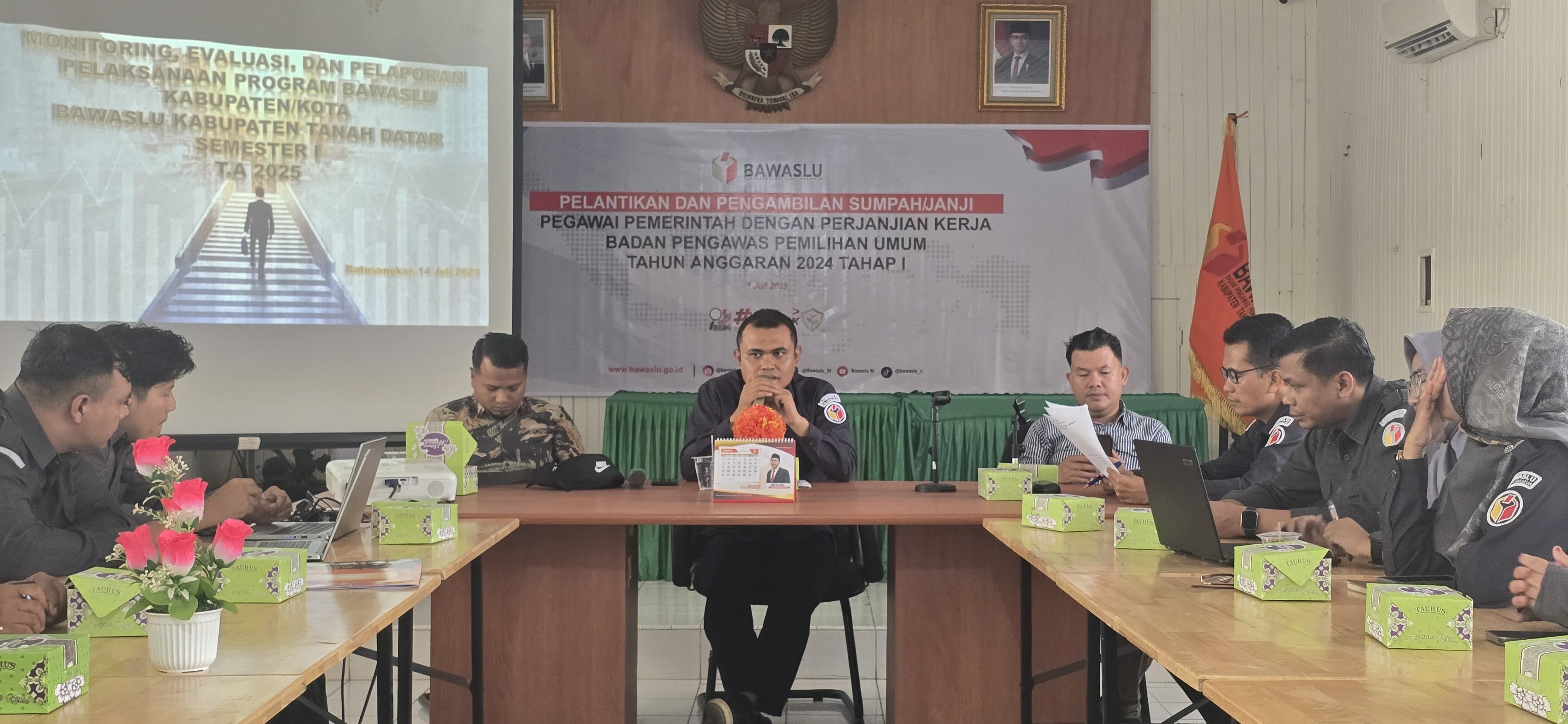 Badan Pengawas Pemilu (Bawaslu) Kabupaten Tanah Datar menggelar Rapat Monitoring, Evaluasi, dan Pelaporan Pelaksanaan Program Semester I Tahun 2025