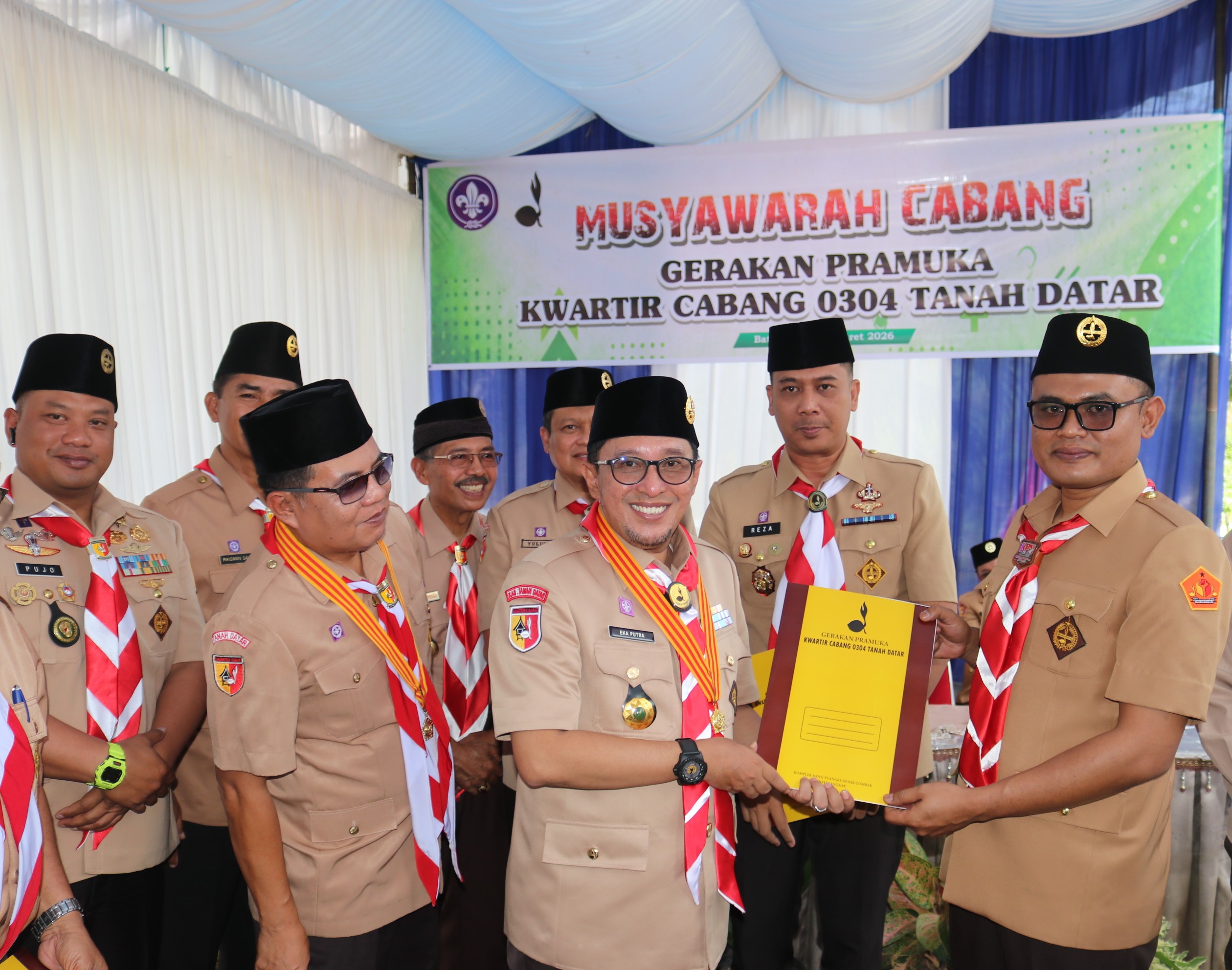 Ketua Bawaslu Tanah datar Menerima SK Saka Adhyasta Pemilu