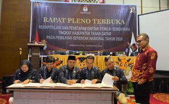 Ketua Bawaslu Tanah Datar pada Kegiatan Rapat Pleno Terbuka 